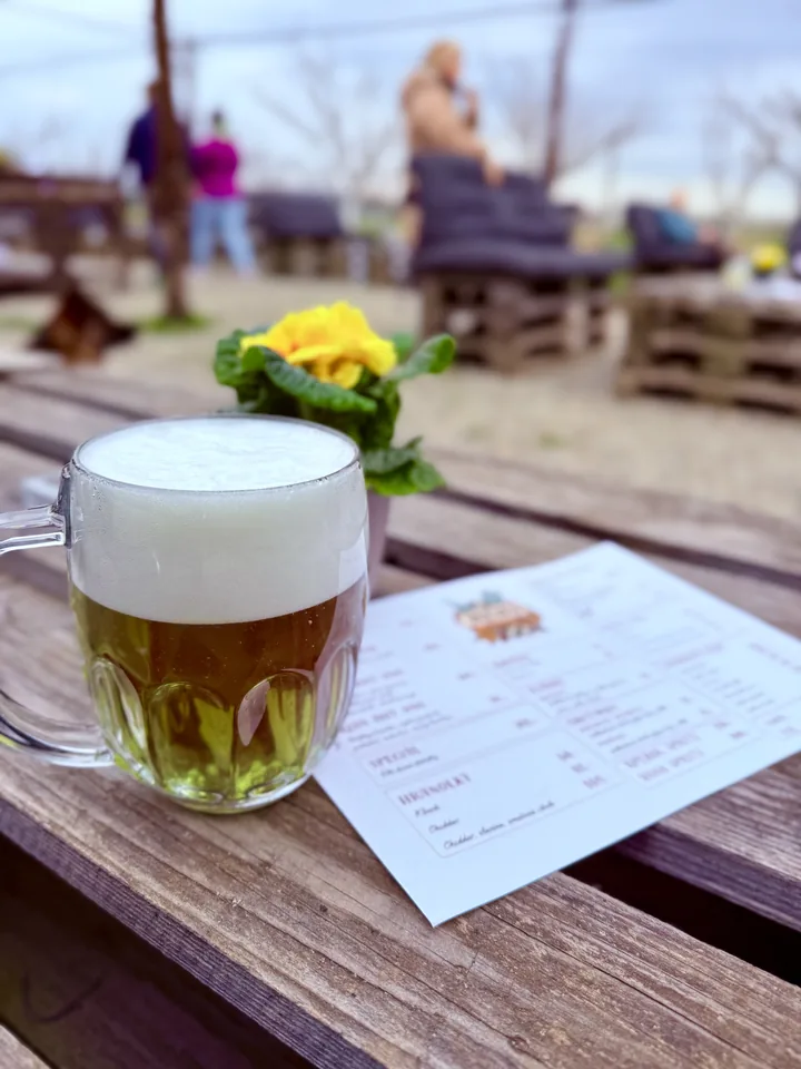 Čerstvě načepované pivo na stole pod širým nebem