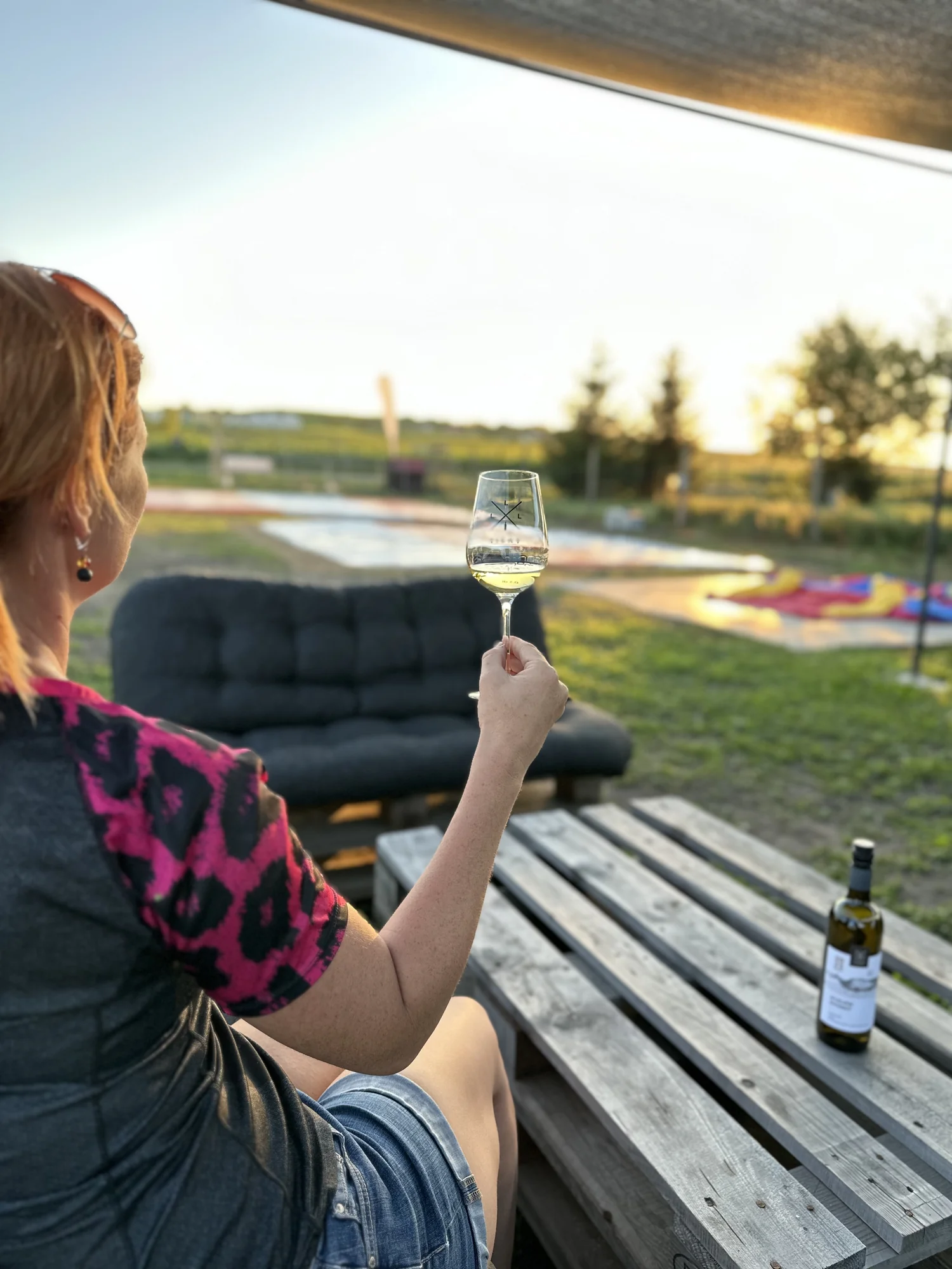 Posezení se sklenkou vína na zahradě Mezi humny