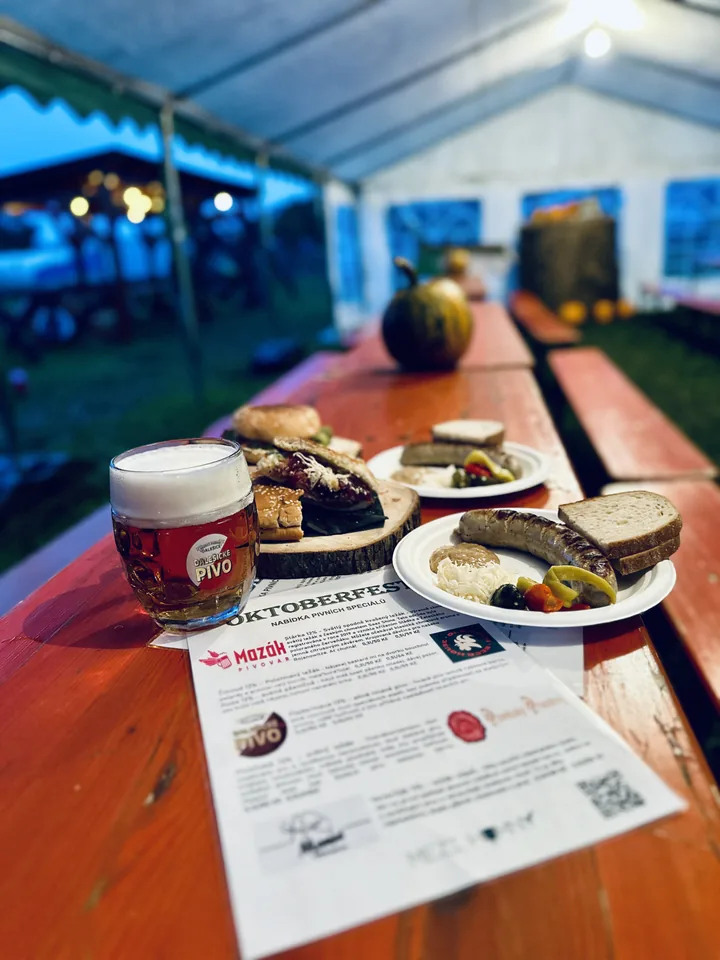 Pivo a občerstvení při večerním posezení